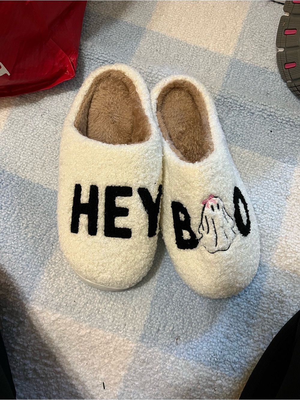 Pink lily Cozy White 'HEY BOO' Slip-On Slippers size large